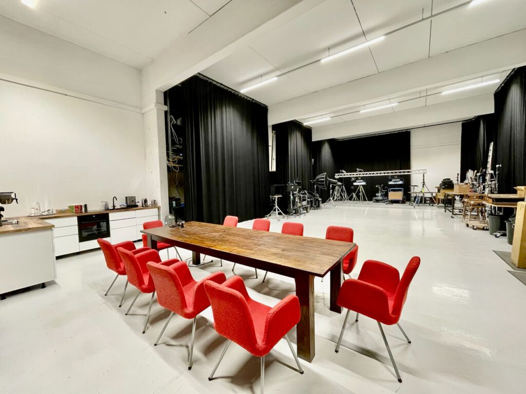 Picture of our Studio. With a kitchen, conference table and some studio equipment
Tabletop Studio Rental SFX Special Effects Setbau